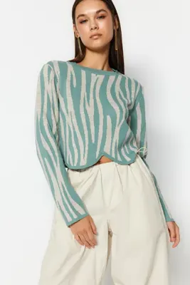 TRENDYOLMİLLA Mint Crop Zebra Desenli Renk Bloklu Triko Kazak TWOAW24KZ00694